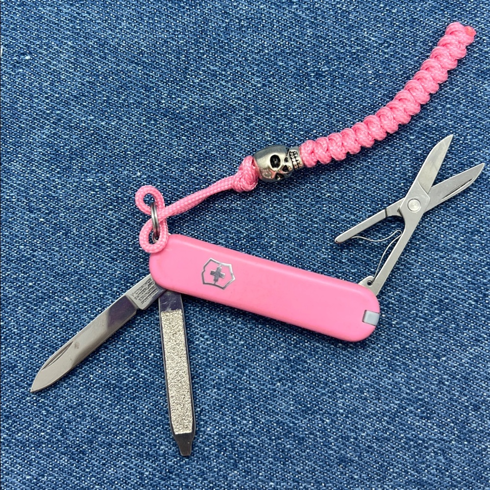 Victorinox Classic SD Swiss Army Knife 58mm SAK with Paracord Lanyard Preowned
